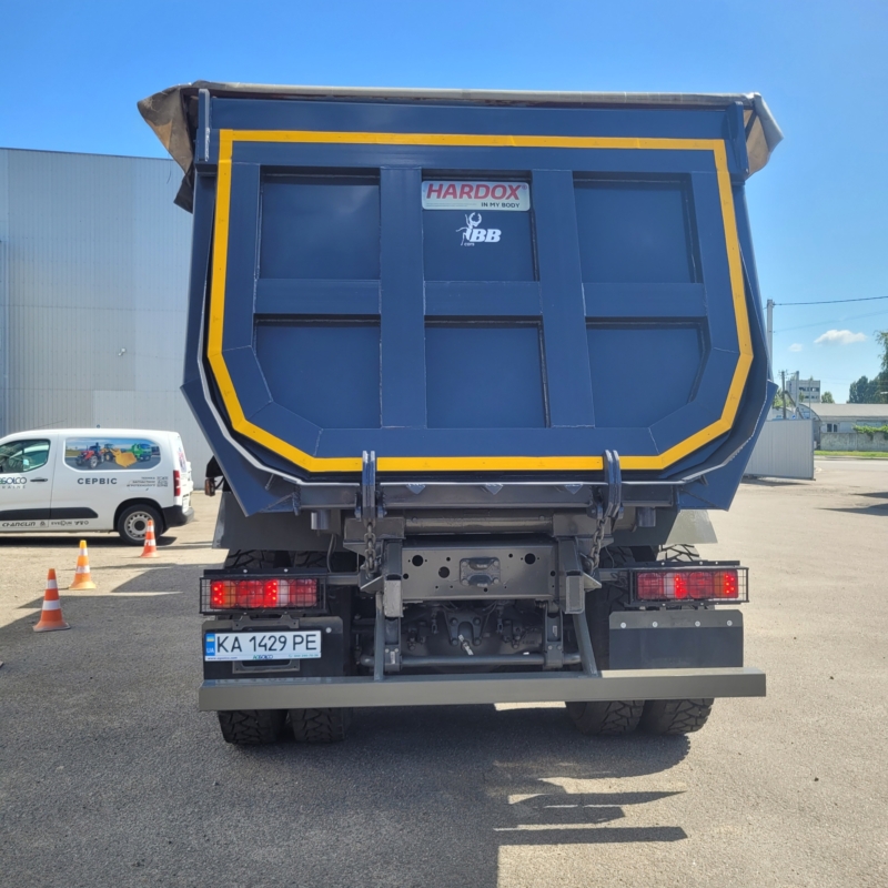 Самоскид HOWO N7G Hohan 8х4 вид ззаду