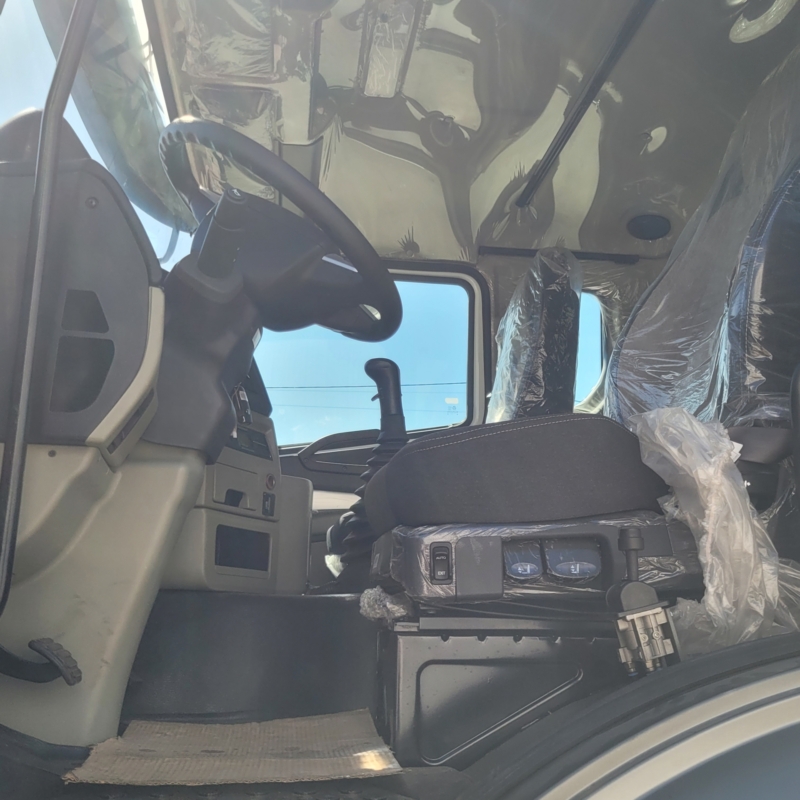 Самоскид HOWO N7G Hohan 8х4 салон