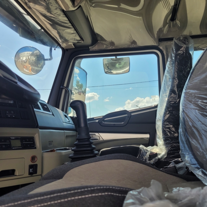 Самоскид HOWO N7G Hohan 8х4 вигляд салону