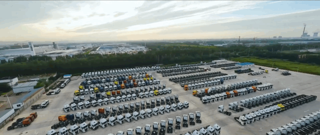 Вантажівки SINOTRUK на майданчику заводу