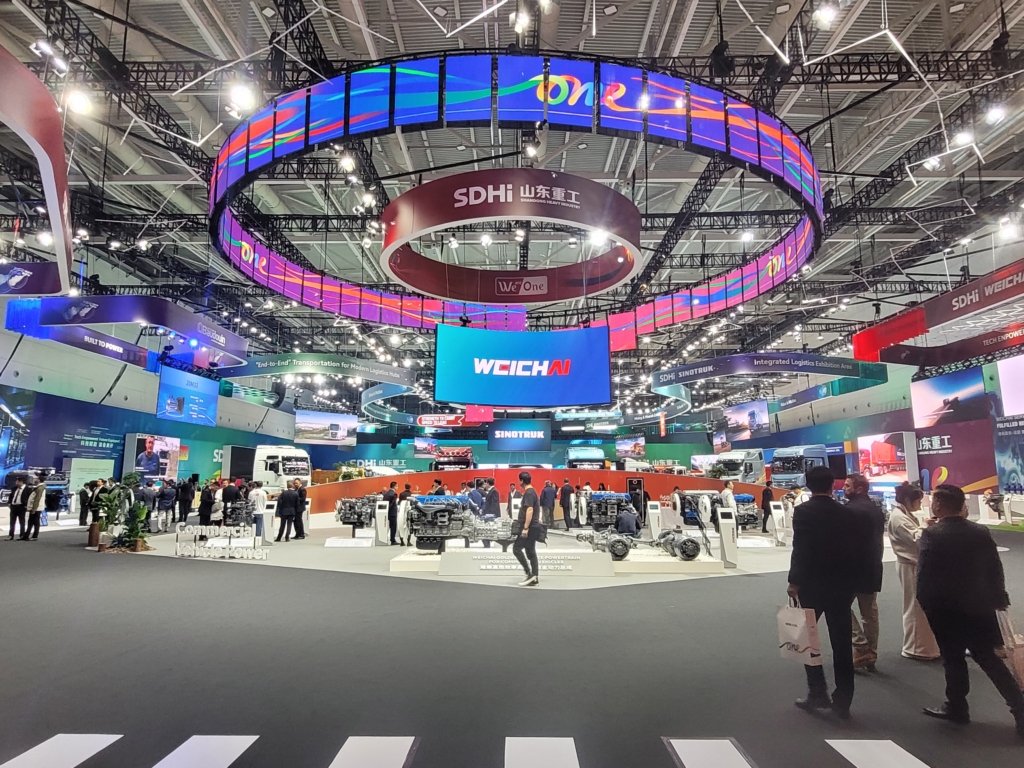 Виставка вантажівок в рамках Sinotruk Global Partners Conference